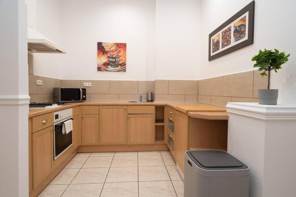 Best Located, 150 M2 5 Bedrooms Apt., Budapest Exterior photo